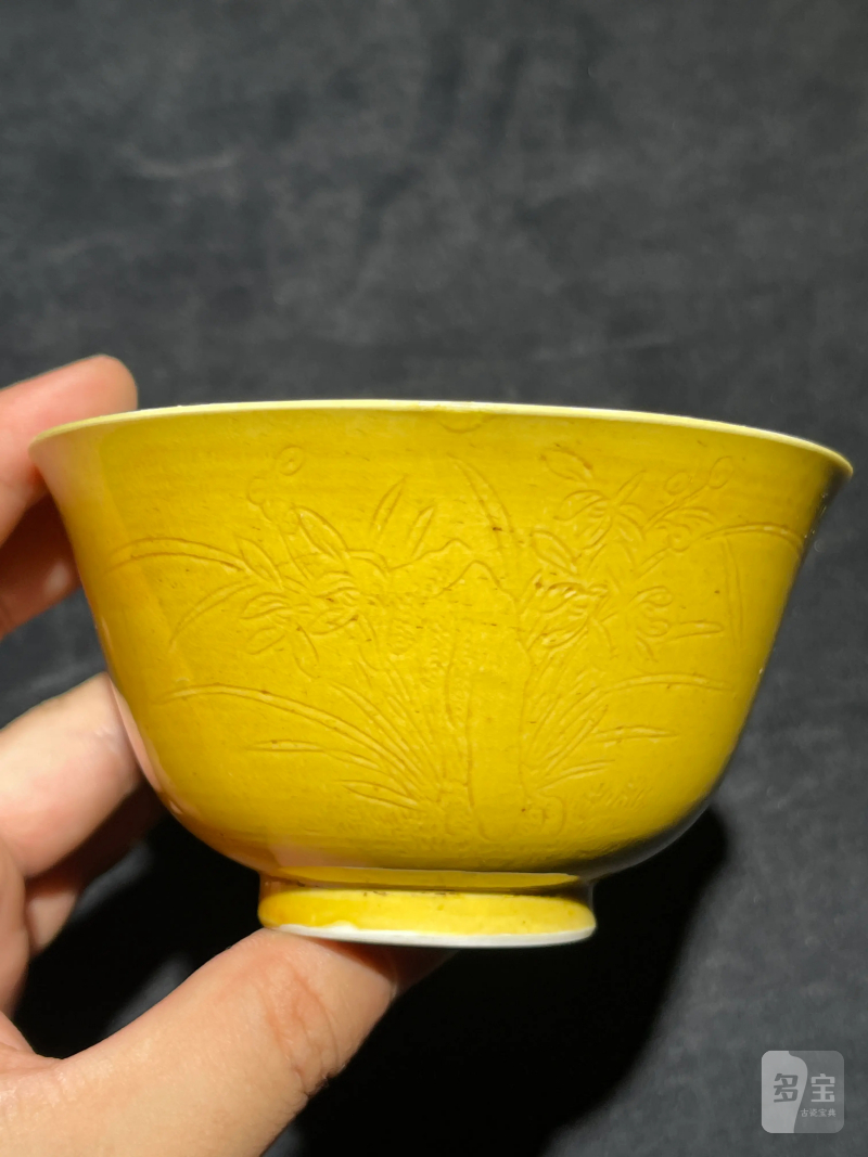 清同治 黄釉暗刻兰石图茶圆 - 图2